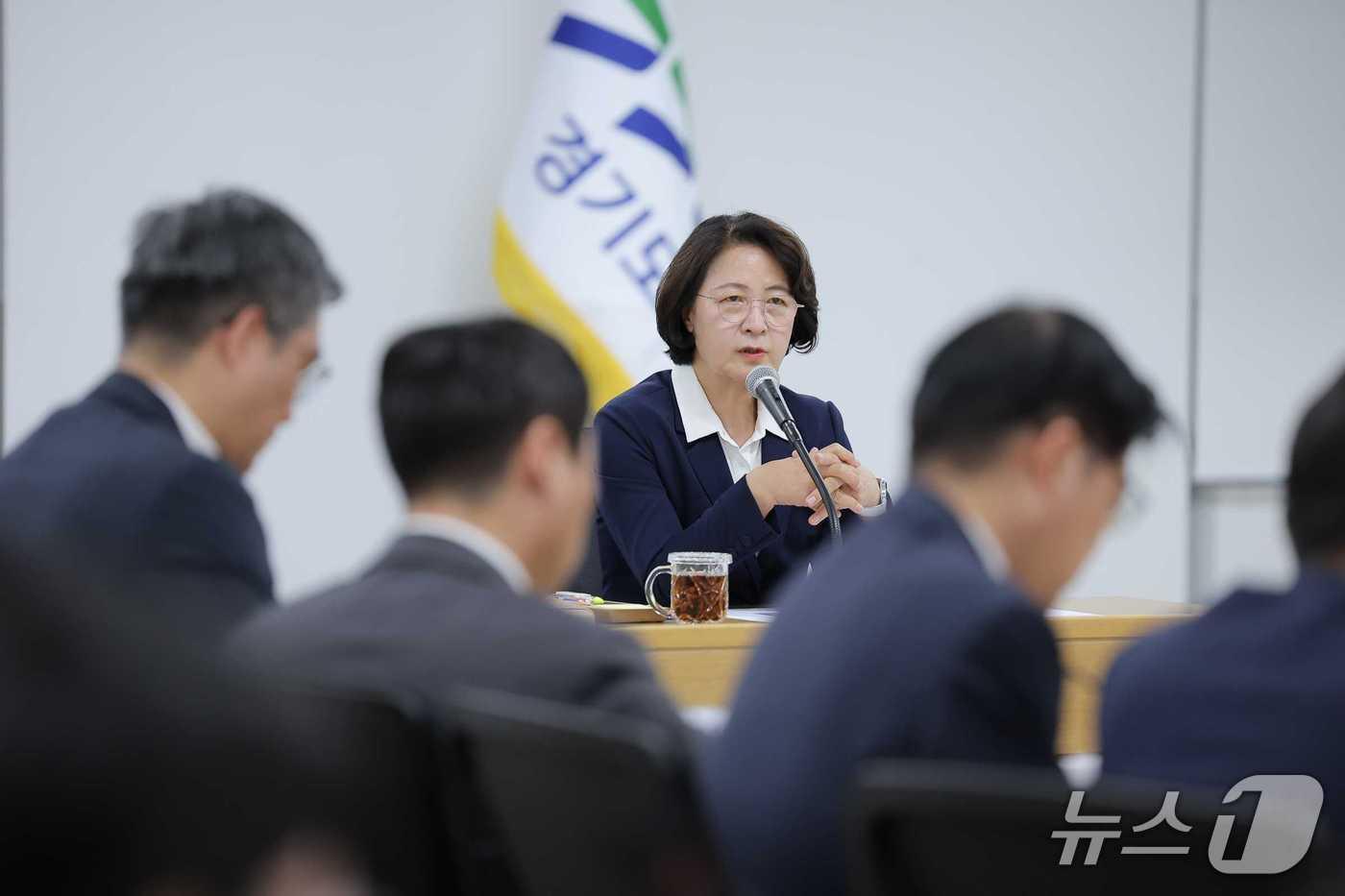 본문 이미지 - 경기도 율곡홀에서 실·국장 회의를 주재하고 있는 추미애 경기도지사.(경기도 제공. 재판매 및 DB금지)