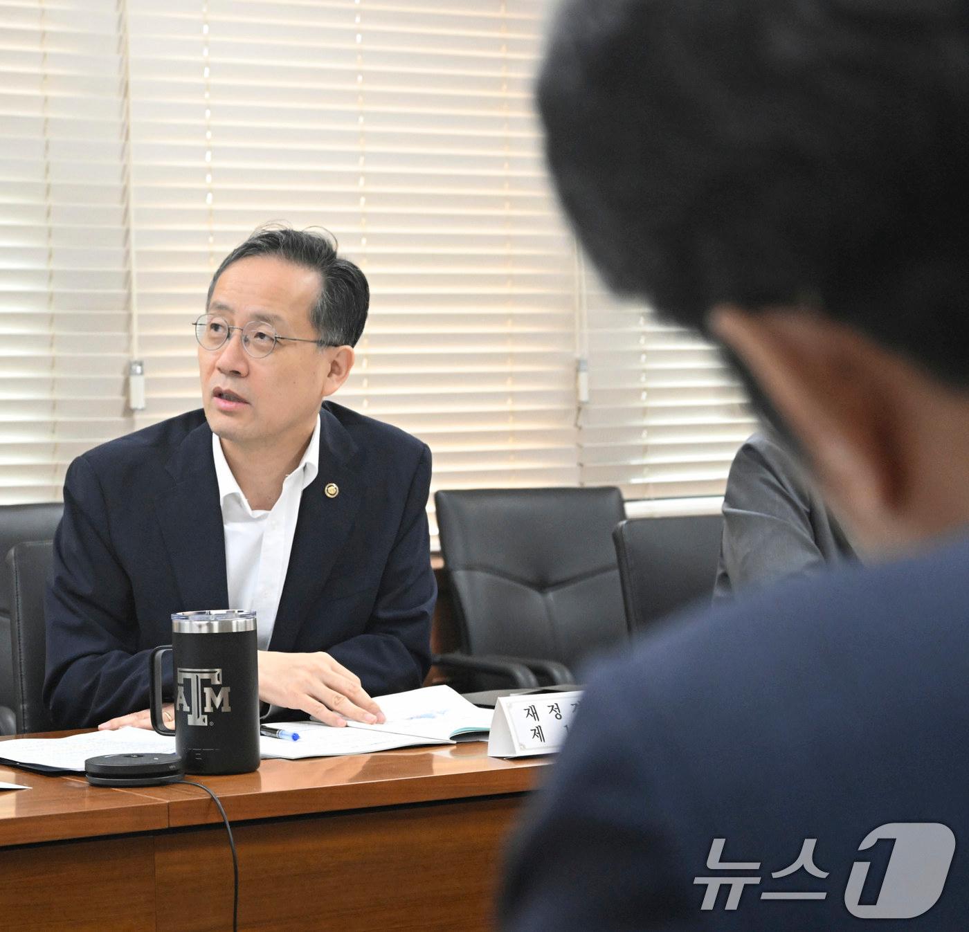 본문 이미지 - 이형일 재정경제부 차관이 16일 서울 종로구 정부서울청사에서 열린 '7월 일자리 전담반(TF)'에서 모두발언을 하고 있다. (재정경제부 제공. 재판매 및 DB금지) 2026.7.16 ⓒ 뉴스1