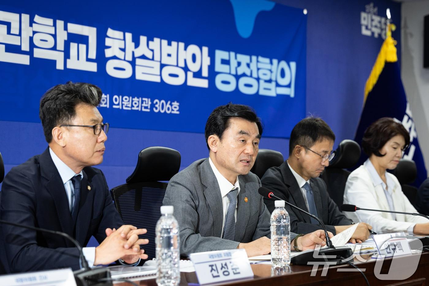 본문 이미지 - 안규백 국방부 장관이 16일 서울 여의도 국회 의원회관에서 열린 스마트강군 육성, 국군사관학교 창설방안 당정협의에서 모두 발언을 하고 있다. 2026.7.16 ⓒ 뉴스1 유승관 기자