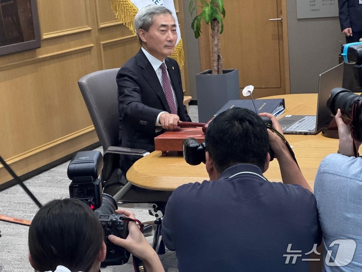 본문 이미지 - 신현송 한국은행 총재가 16일 오전 서울 중구 한국은행에 마련된 금융통화위원회 회의실에 입장해 의결봉을 두드리고 있다.2026.04.10/뉴스1 ⓒ News1 이강 기자