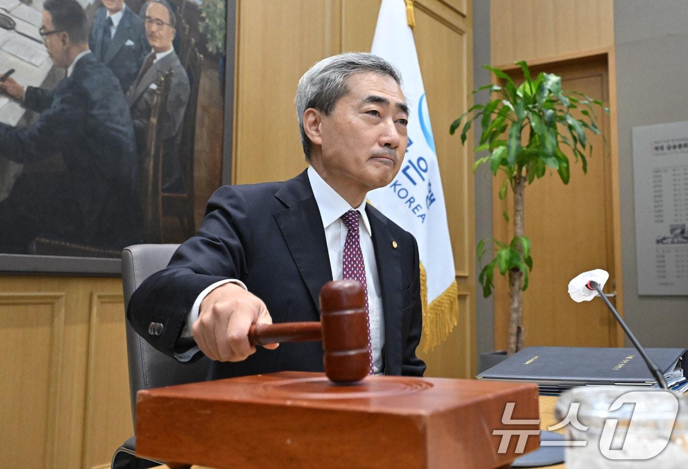 본문 이미지 - 신현송 한국은행 총재가 16일 오전 서울 중구 한국은행에서 열린 금융통화위원회 본회의에 참석해 의사봉을 두드리고 있다. 2026.7.16 ⓒ 뉴스1 사진공동취재단