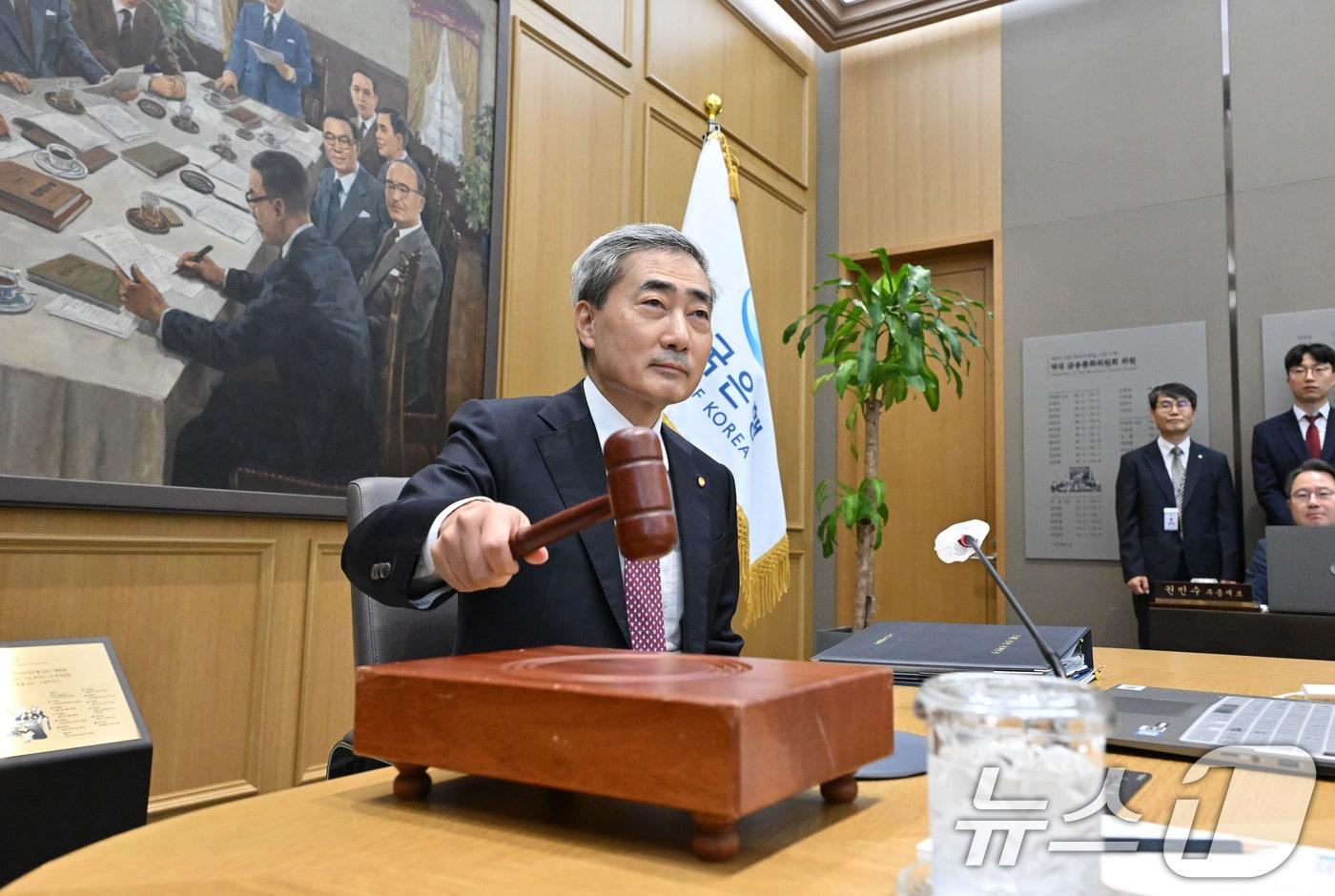 본문 이미지 - 신현송 한국은행 총재가 16일 오전 서울 중구 한국은행에서 열린 금융통화위원회 본회의에서 의사봉을 두드리고 있다. 2026.7.16 ⓒ 뉴스1 사진공동취재단