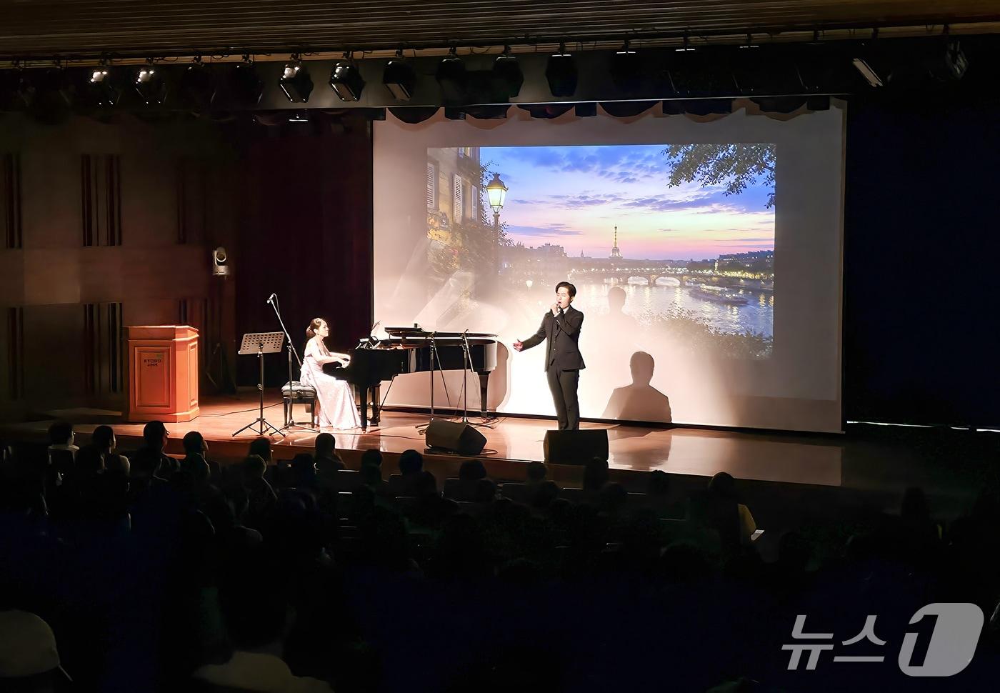 본문 이미지 - 지난 9일 서울 종로구 교보생명빌딩에서 열린 우수고객 초청 예술문화 프로그램 '살롱 드 교보'에서 팝페라 테너 강명보가 피아노 선율에 맞춰 공연을 선보이고 있다./사진제공=교보생명