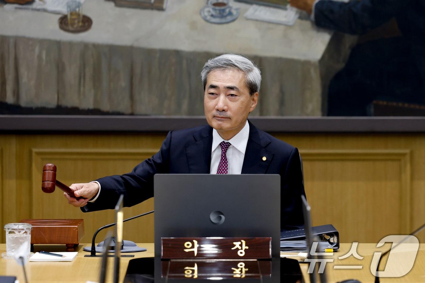 본문 이미지 - 신현송 한국은행 총재가 16일 오전 서울 중구 한국은행에서 열린 금융통화위원회 본회의에 참석해 의사봉을 두드리고 있다. 2026.7.16 ⓒ 뉴스1 사진공동취재단