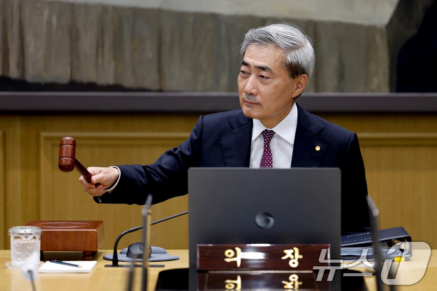 본문 이미지 - 신현송 한국은행 총재가 16일 오전 서울 중구 한국은행에서 열린 금융통화위원회 본회의에 참석해 의사봉을 두드리고 있다. 이날 금통위는 기준금리를 2.50에서 2.75%로 0.25% 인상했다. 2026.7.16 ⓒ 뉴스1 사진공동취재단