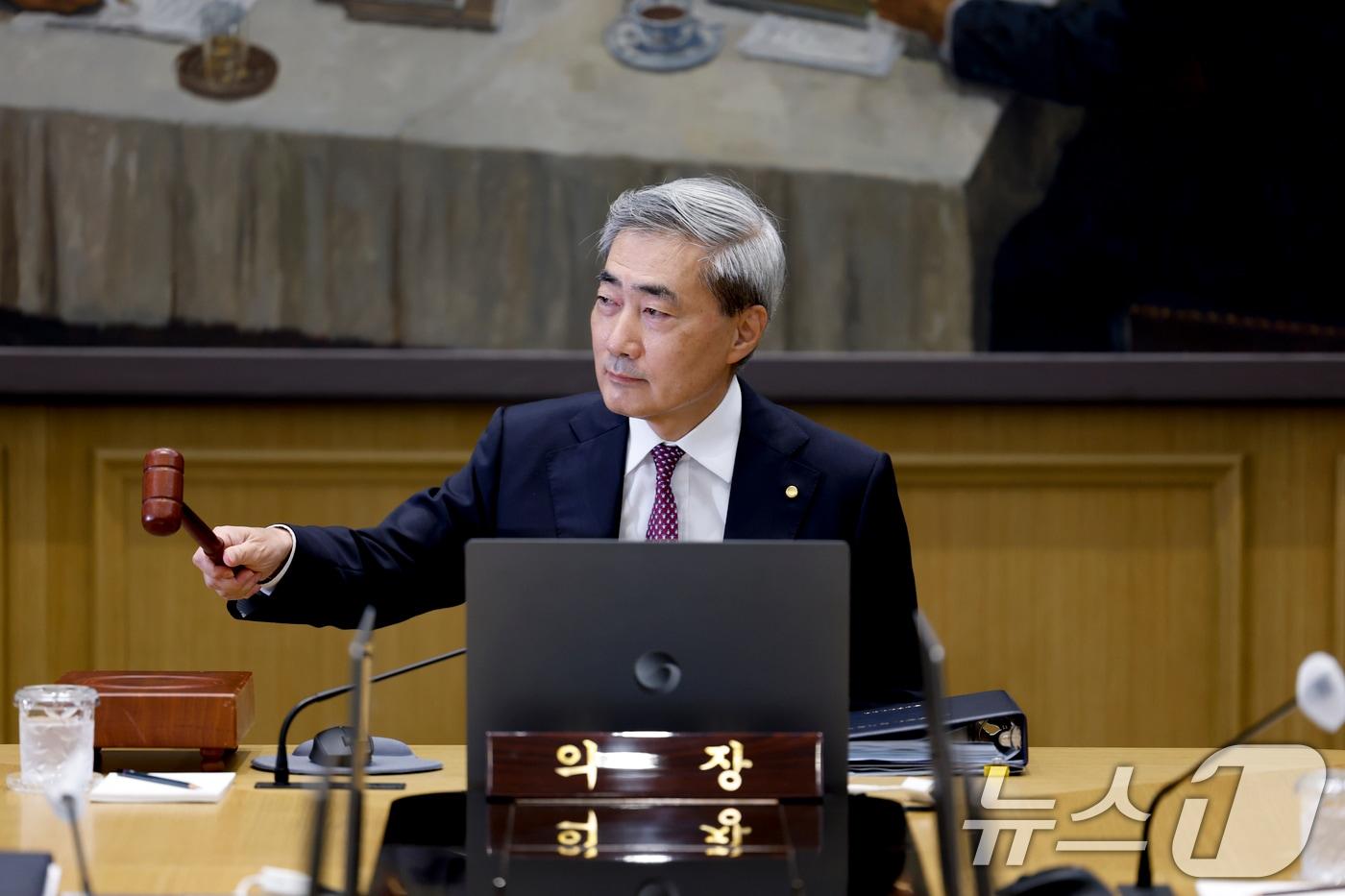 본문 이미지 - 신현송 한국은행 총재가 16일 오전 서울 중구 한국은행에서 열린 금융통화위원회 본회의에 참석해 의사봉을 두드리고 있다. 2026.7.16 ⓒ 뉴스1 사진공동취재단