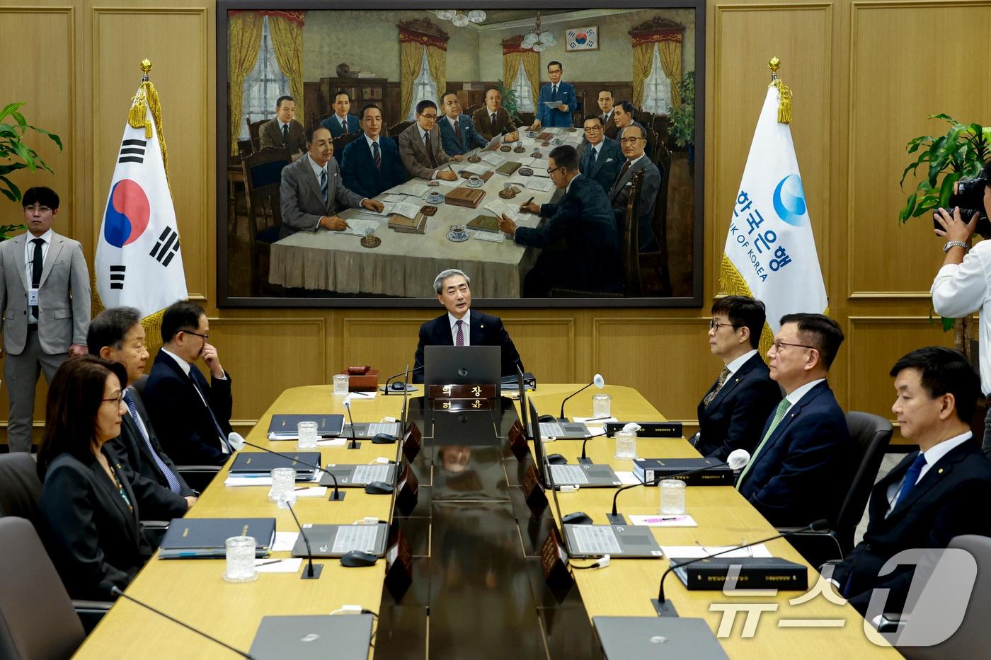 본문 이미지 - 신현송 한국은행 총재가 16일 오전 서울 중구 한국은행에서 열린 금융통화위원회 본회의를 주재하고 있다. 2026.7.16 ⓒ 뉴스1 사진공동취재단