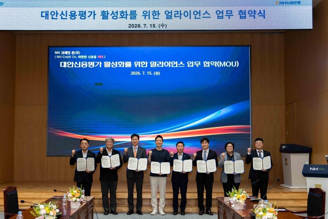 본문 이미지 - 신원근 카카오페이 대표(오른쪽에서 세 번째)와 강태영 NH농협은행 은행장(왼쪽에서 세 번째)이 업무 협약식에서 기념촬영을 하고 있다. (카카오페이 제공)