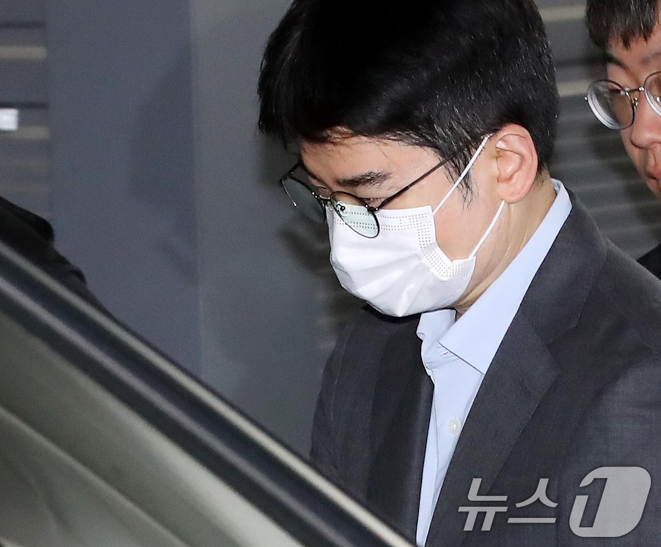 본문 이미지 - '피습 자작극' 혐의로 구속된 정이한 전 개혁신당 부산시장 후보가 지난 7월 16일 오전 부산 동래구 동래경찰서에서 검찰로 송치되고 있다. 2026.7.16 ⓒ 뉴스1 윤일지 기자