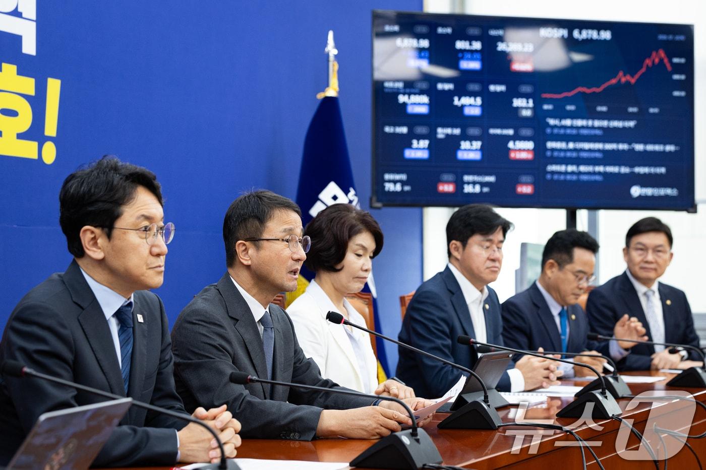 본문 이미지 - 한병도 더불어민주당 당대표 직무대행 겸 원내대표가 16일 서울 여의도 국회에서 열린 정책조정회의에서 모두 발언을 하고 있다. 2026.7.16 ⓒ 뉴스1 유승관 기자