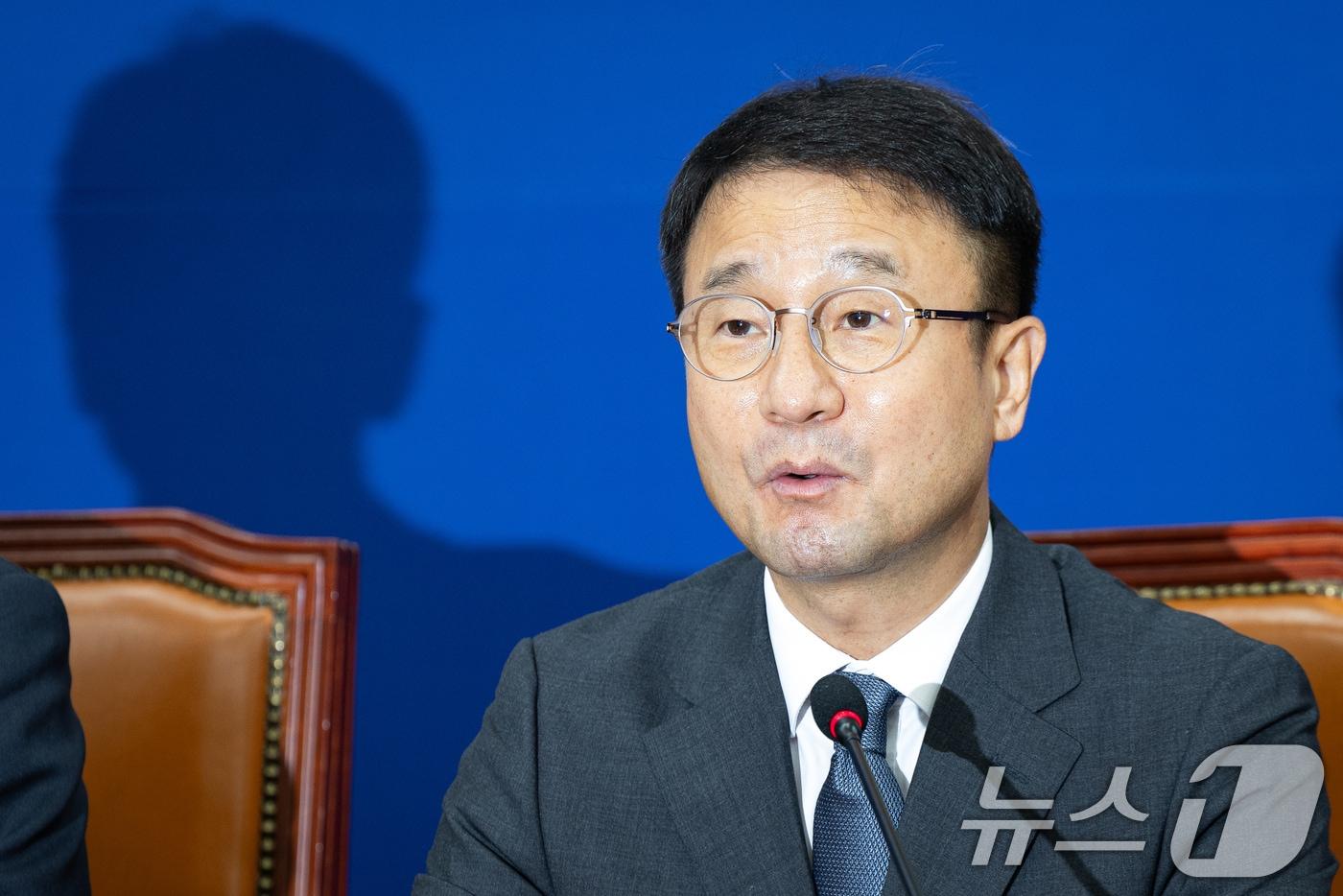 본문 이미지 - 한병도 더불어민주당 당대표 직무대행 겸 원내대표가 16일 서울 여의도 국회에서 열린 정책조정회의에서 모두 발언을 하고 있다. 2026.7.16 ⓒ 뉴스1 유승관 기자