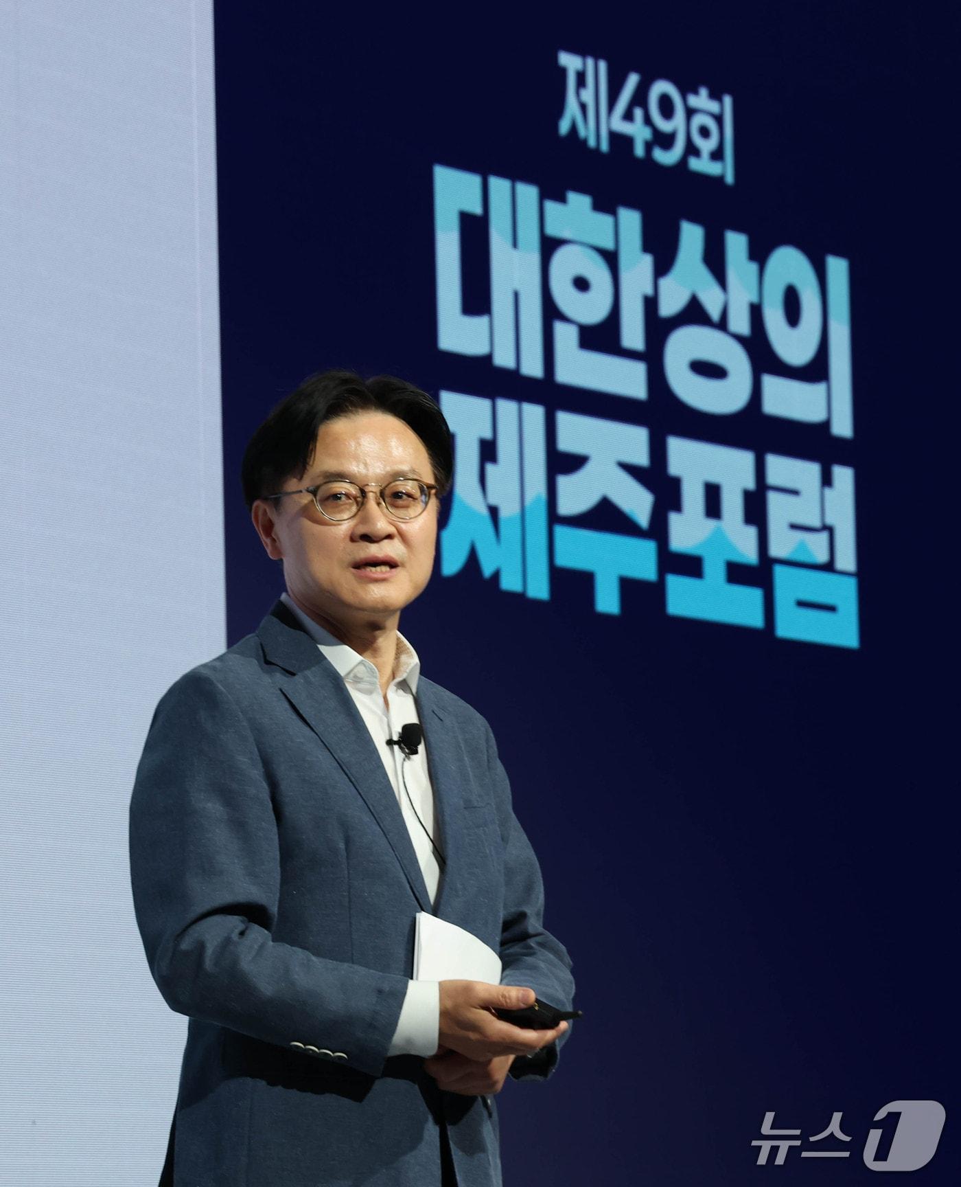본문 이미지 - 김정관 산업통상부 장관이 '산업정책 방향'이라는 주제로 제주포럼에서 강연을 하고 있다. (사진제공 = 대한상공회의소) 