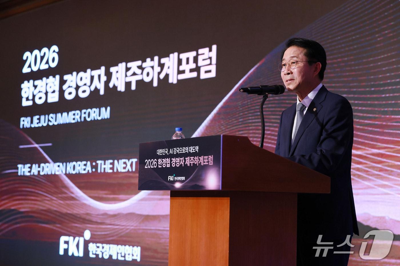 본문 이미지 - 조정식 국회의장이 16일 제주도 롯데호텔에서 열린 ‘2026 한경협 경영자 제주하계포럼’에 참석해 축사를 하고 있다. 15일부터 18일까지 제주도 롯데호텔에서 '대한민국, AI 강국으로의 대도약(THE AI-DRIVEN KOREA)'을 주제로 열리는 이번 포럼에는 약 400명의 기업인이 참가해 AI 시대 기업의 생존 전략과 미래 경영 방향을 모색한다.(한경협 제공)