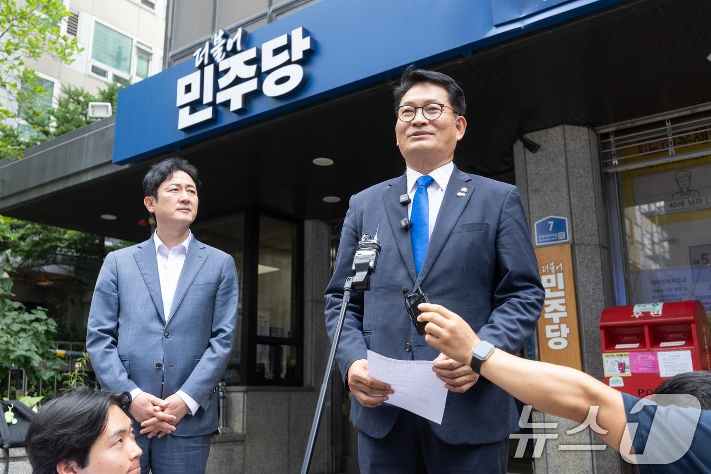 본문 이미지 - 더불어민주당 당대표 선거에 출마한 송영길 의원이 지난 16일 오전 서울 여의도 민주당사에서 당대표 후보 등록을 마친 뒤 취재진 질의에 답하고 있다. 2026.7.16 ⓒ 뉴스1 안은나 기자