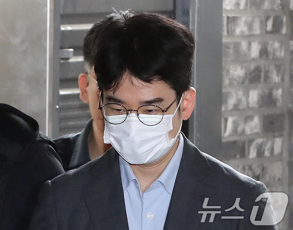 본문 이미지 - '피습 자작극' 혐의로 구속된 정이한 전 개혁신당 부산시장 후보가 16일 오전 부산 동래구 동래경찰서에서 검찰로 송치되고 있다. 2026.7.16 ⓒ 뉴스1 윤일지 기자