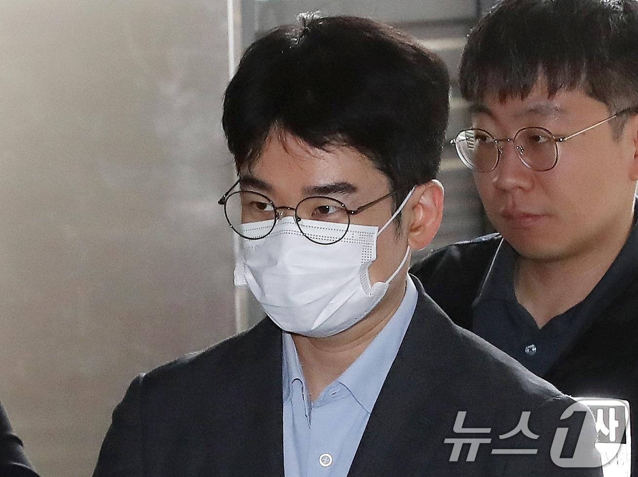 본문 이미지 - '음료 투척 자작극' 혐의로 구속된 정이한 전 개혁신당 부산시장 후보가 16일 오전 부산 동래구 동래경찰서에서 검찰로 송치되고 있다. 2026.7.16 ⓒ 뉴스1 윤일지 기자