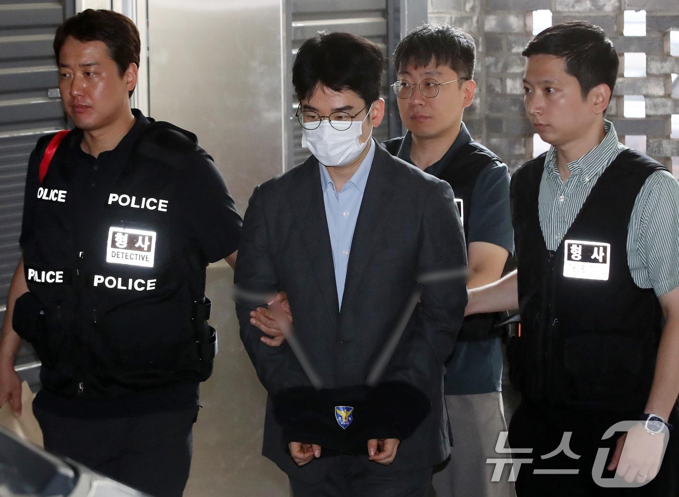 본문 이미지 - '피습 자작극' 혐의로 구속된 정이한 전 개혁신당 부산시장 후보가 16일 오전 부산 동래구 동래경찰서에서 검찰로 송치되고 있다. 2026.7.16 ⓒ 뉴스1 윤일지 기자
