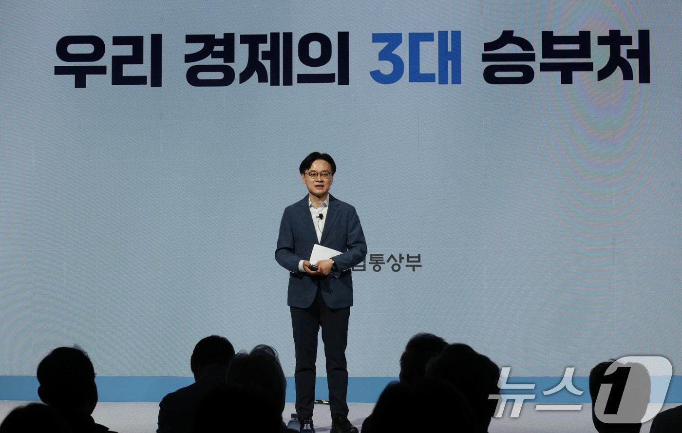 본문 이미지 - 김정관 산업통상부 장관이 16일 제주 신라호텔에서 열린 '제49회 대한상공회의소 제주포럼'에서 강연하고 있다. (대한상의 제공. 재판매 및 DB금지) 2026.7.16 ⓒ 뉴스1