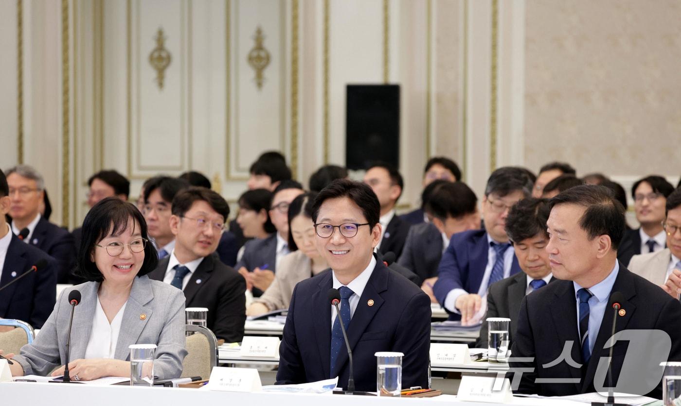 본문 이미지 - 송경희 개인정보보호위원회 위원장(왼쪽부터), 배경훈 부총리 겸 과학기술정보통신부 장관, 김종철 방송미디어통신위원회 위원장이 16일 청와대 영빈관에서 열린 과학기술정보통신부, 방송미디어통신위원회, 개인정보보호위원회 2차 업무보고에 참석해 있다. (청와대통신사진기자단) 2026.7.16 ⓒ 뉴스1 허경 기자