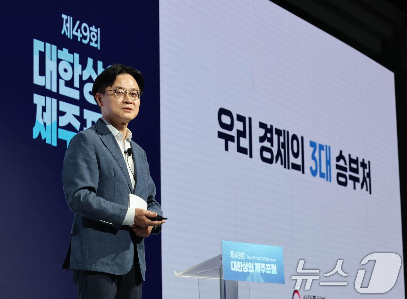 본문 이미지 - 김정관 산업통상부 장관이 16일 제주 신라호텔에서 열린 '제49회 대한상공회의소 제주포럼'에서 강연하고 있다. (대한상의 제공. 재판매 및 DB금지) 2026.7.16 ⓒ 뉴스1