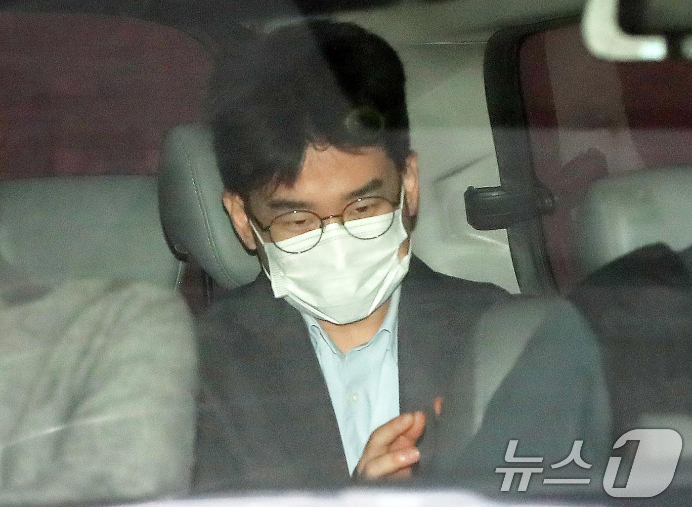 본문 이미지 - '피습 자작극' 혐의로 구속된 정이한 전 개혁신당 부산시장 후보가 16일 오전 부산 동래구 동래경찰서에서 검찰로 송치되고 있다. 2026.7.16 ⓒ 뉴스1 윤일지 기자
