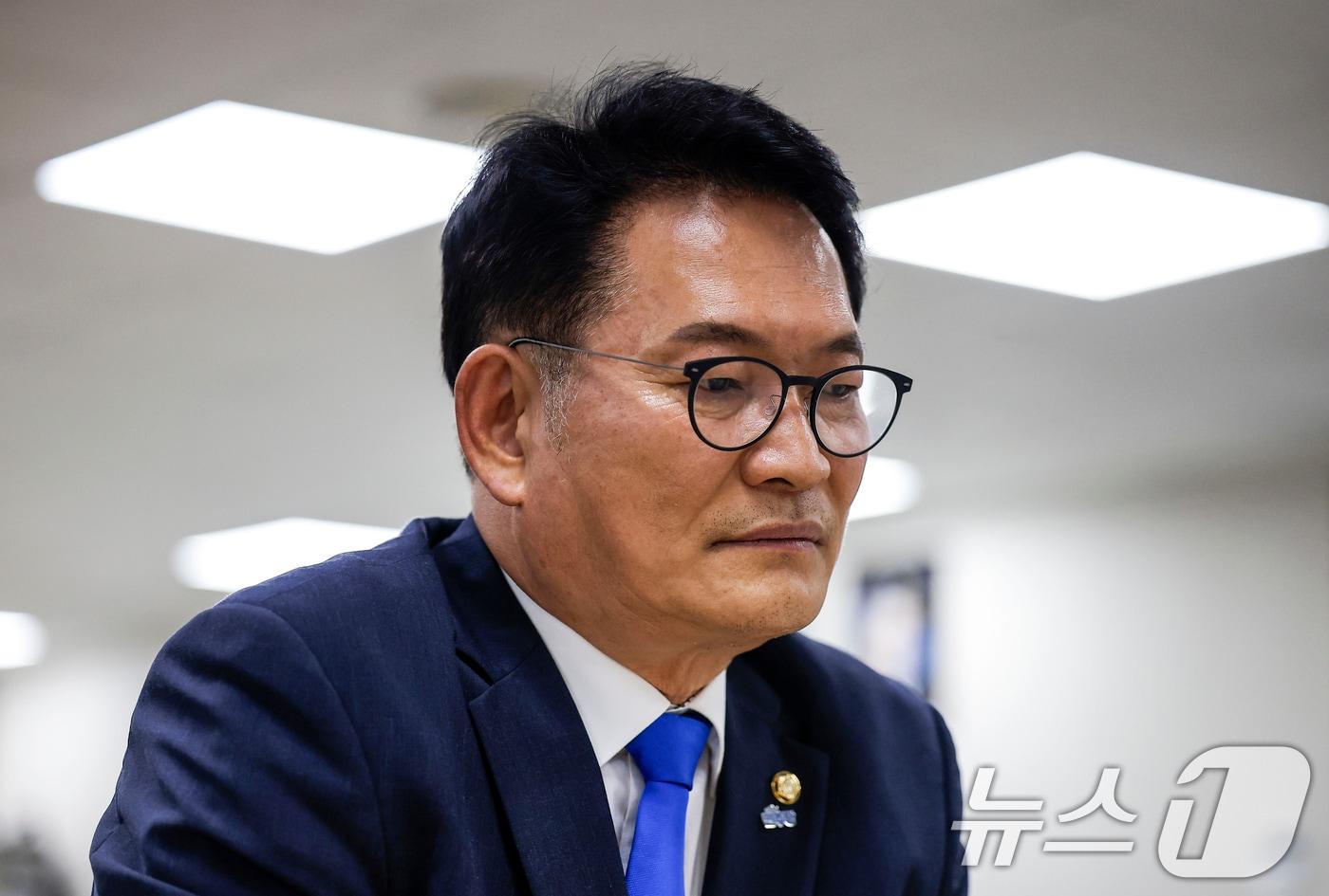 본문 이미지 - 송영길 더불어민주당 의원이 16일 오전 서울 여의도 민주당사에서 8·17 전당대회 당대표 후보 등록을 하고 있다. (공동취재) 2026.7.16 ⓒ 뉴스1 안은나 기자
