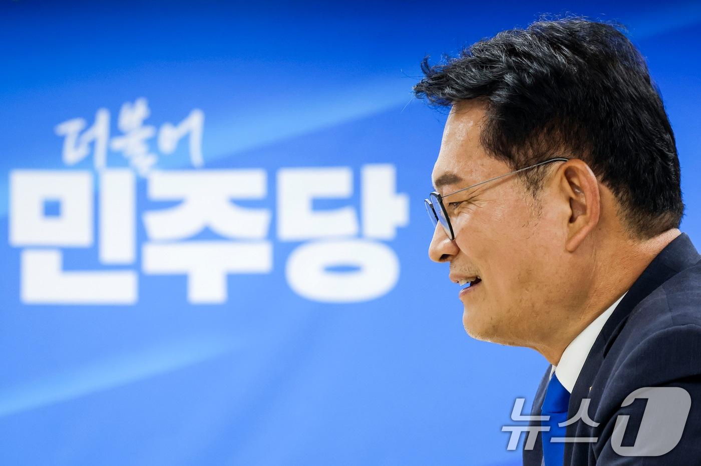 본문 이미지 - 송영길 더불어민주당 의원이 16일 오전 서울 여의도 민주당사에서 8·17 전당대회 당대표 후보자 등록을 하고 있다. (공동취재) 2026.7.16 ⓒ 뉴스1 안은나 기자