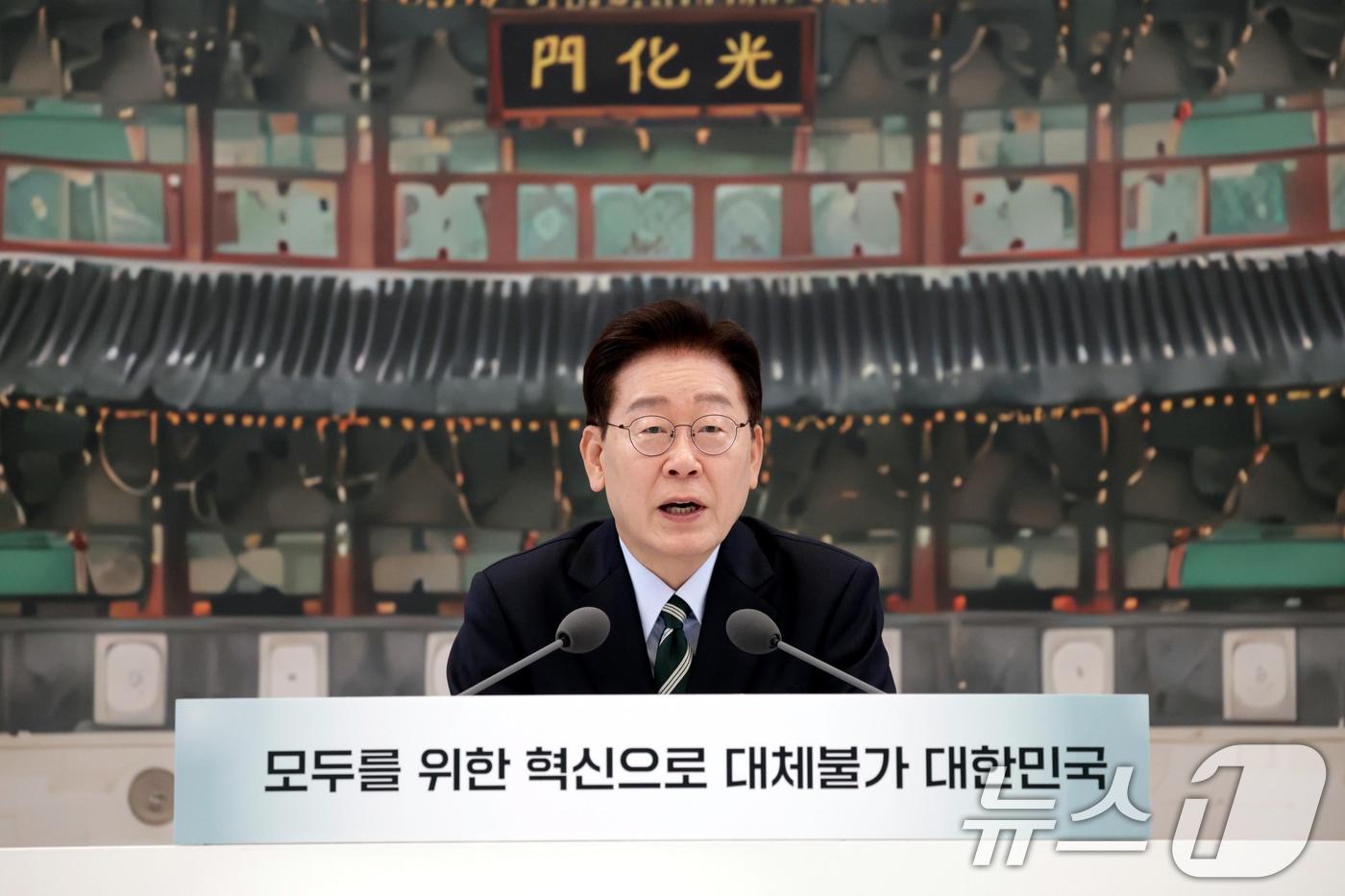 본문 이미지 - 이재명 대통령이 16일 청와대 영빈관에서 열린 과학기술정보통신부, 방송미디어통신위원회, 개인정보보호위원회 2차 업무보고에서 발언하고 있다. (청와대통신사진기자단) 2026.7.16 ⓒ 뉴스1 허경 기자
