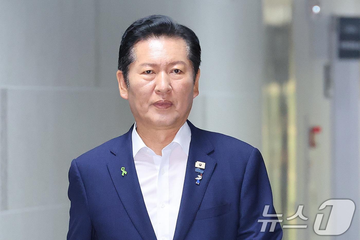 본문 이미지 - 더불어민주당 당권 주자인 정청래 의원이 지난 16일 서울 여의도 국회 의원회관에서 열린 검사 권력 오남용 사례로 본 형사소송법 개정 토론회에 참석하고 있다. 2026.7.16 ⓒ 뉴스1 신웅수 기자