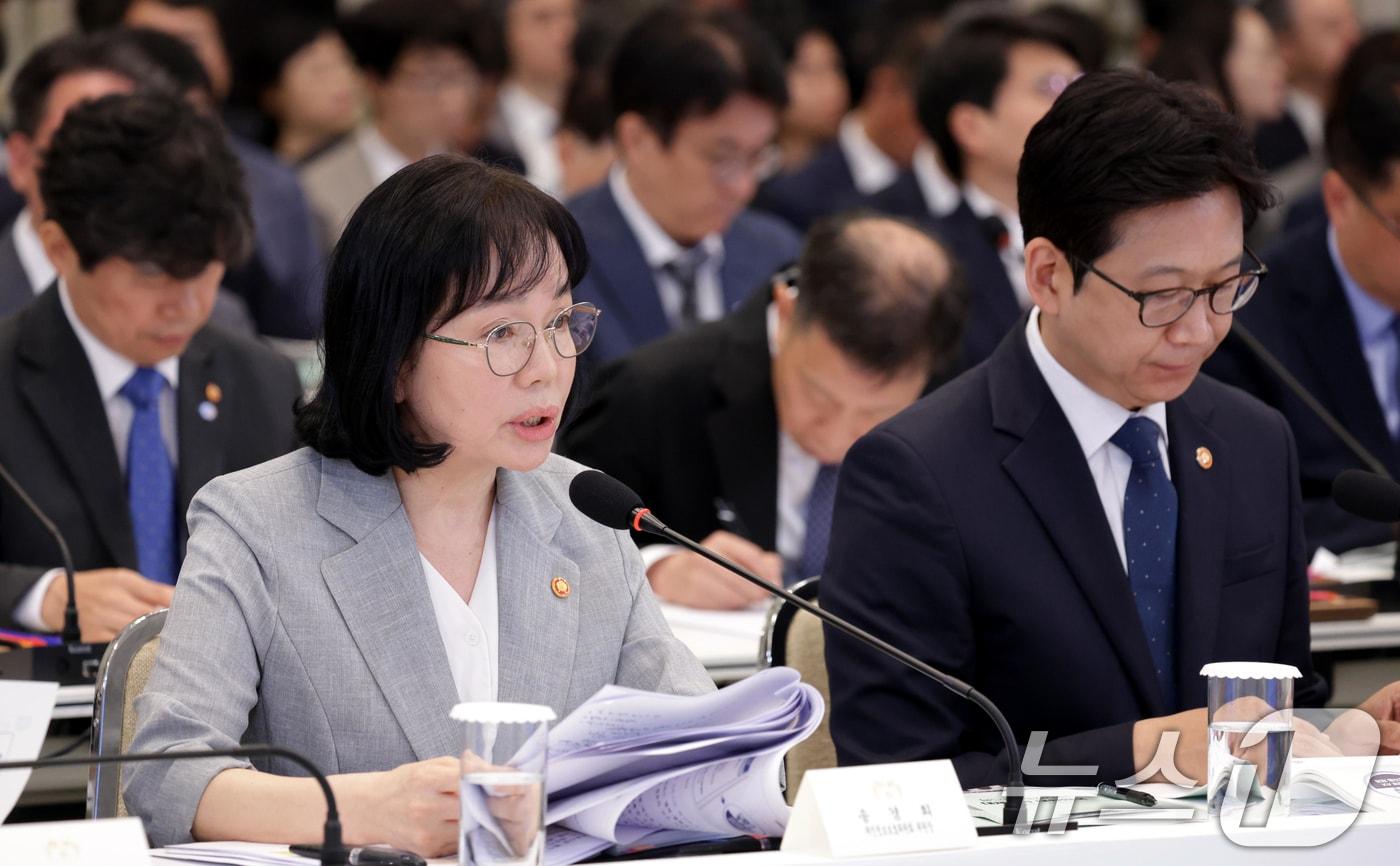 본문 이미지 - 송경희 개인정보보호위원회 위원장이 16일 청와대 영빈관에서 열린 과학기술정보통신부, 방송미디어통신위원회, 개인정보보호위원회 2차 업무보고에서 보고하고 있다. (청와대통신사진기자단) 2026.7.16 ⓒ 뉴스1 허경 기자