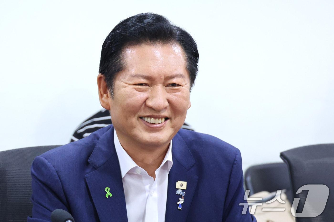 본문 이미지 - 더불어민주당 당권 주자인 정청래 전 대표가 지난 16일 서울 여의도 국회 의원회관에서 열린 검사 권력 오남용 사례로 본 형사소송법 개정 토론회에서 미소짓고 있다. 2026.7.16 ⓒ 뉴스1 신웅수 기자
