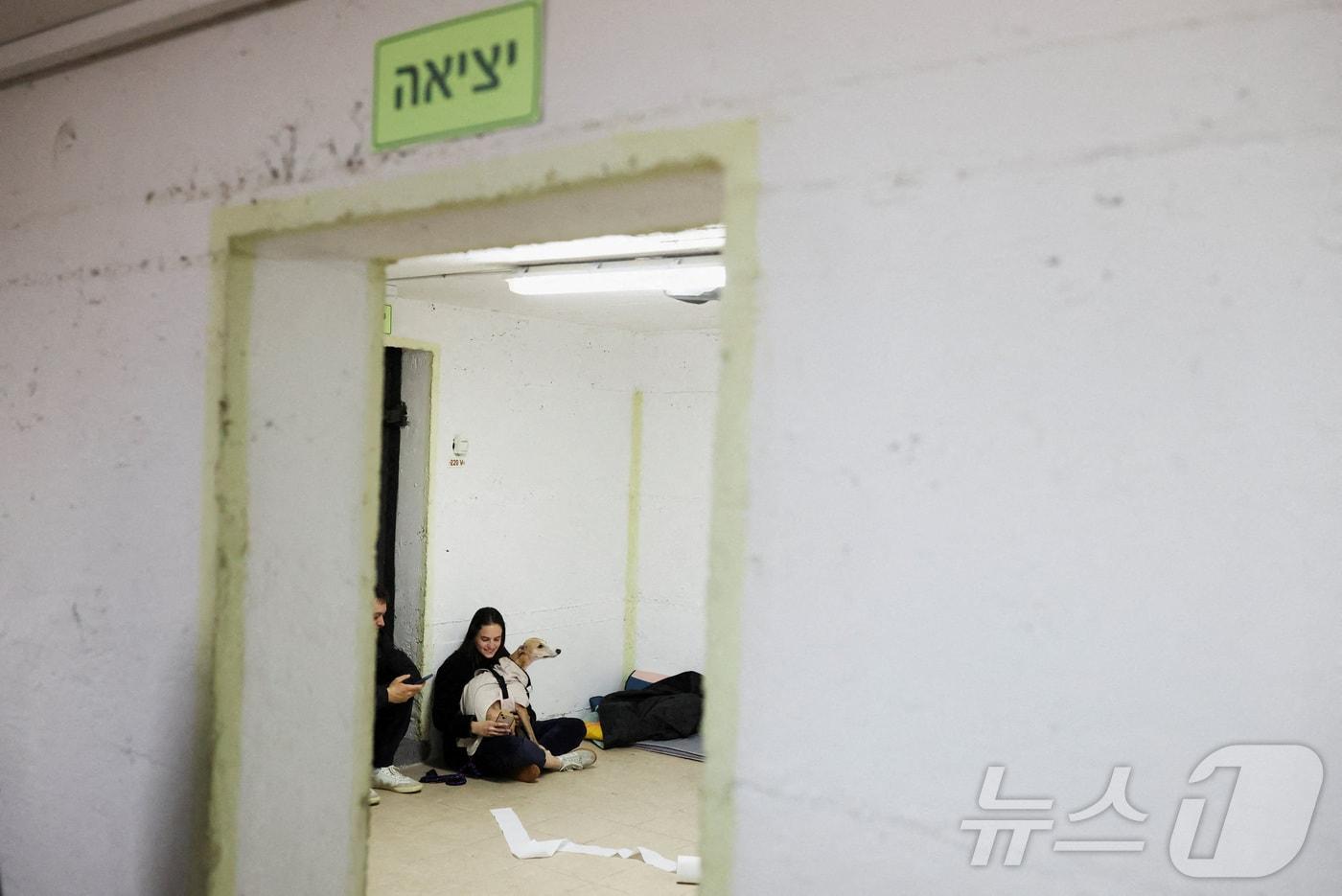 본문 이미지 - 지난 4월 1일(현지시간) 이스라엘 텔아비브에서 이란이 미사일을 발사한 뒤 시민들이 방공호에 대피해 있다. <자료사진> 2026.04.02. ⓒ 로이터=뉴스1