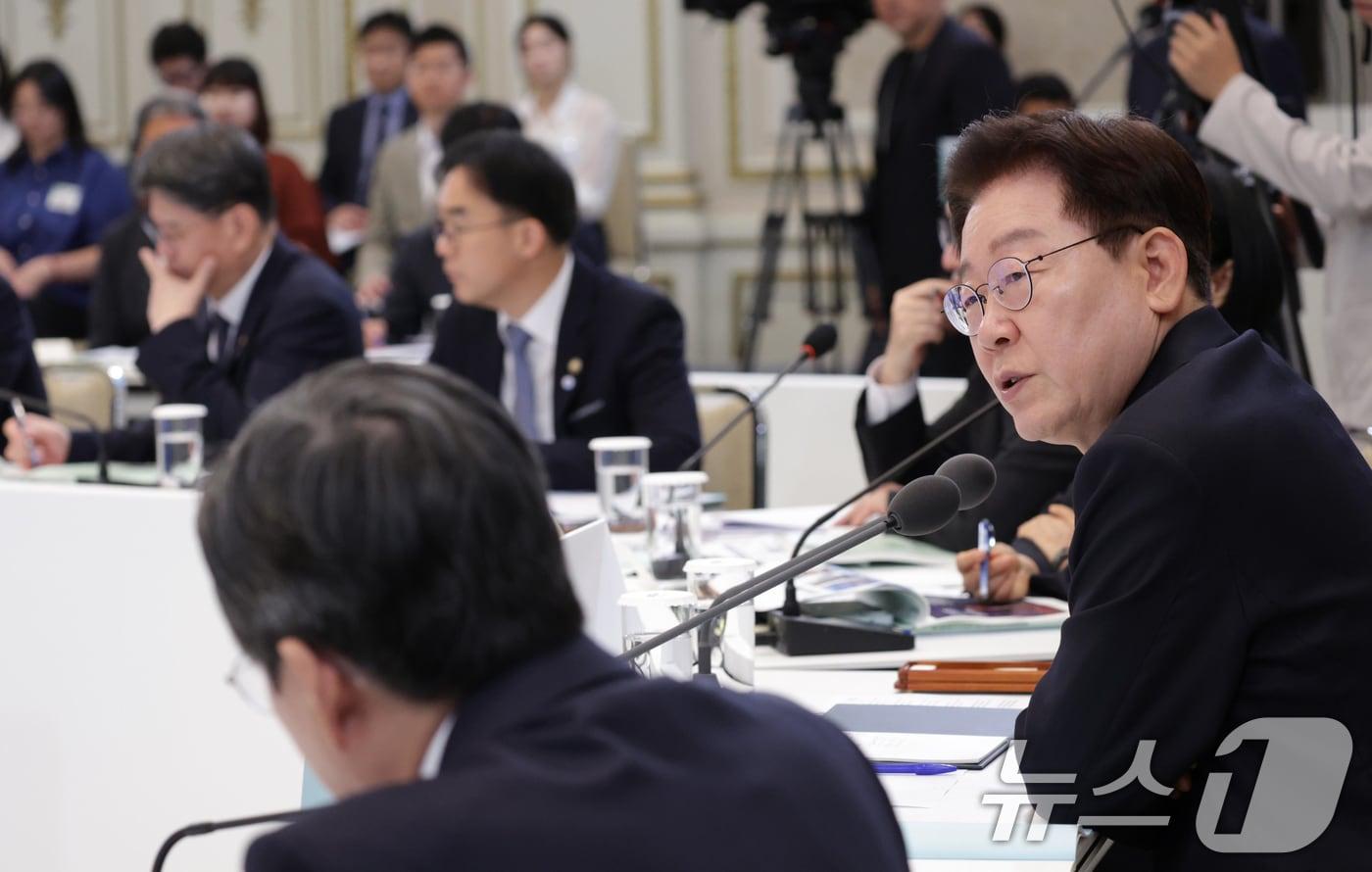 본문 이미지 - 이재명 대통령이 16일 청와대 영빈관에서 열린 과학기술정보통신부, 방송미디어통신위원회, 개인정보보호위원회 2차 업무보고에서 발언하고 있다. (청와대통신사진기자단) 2026.7.16 ⓒ 뉴스1 허경 기자