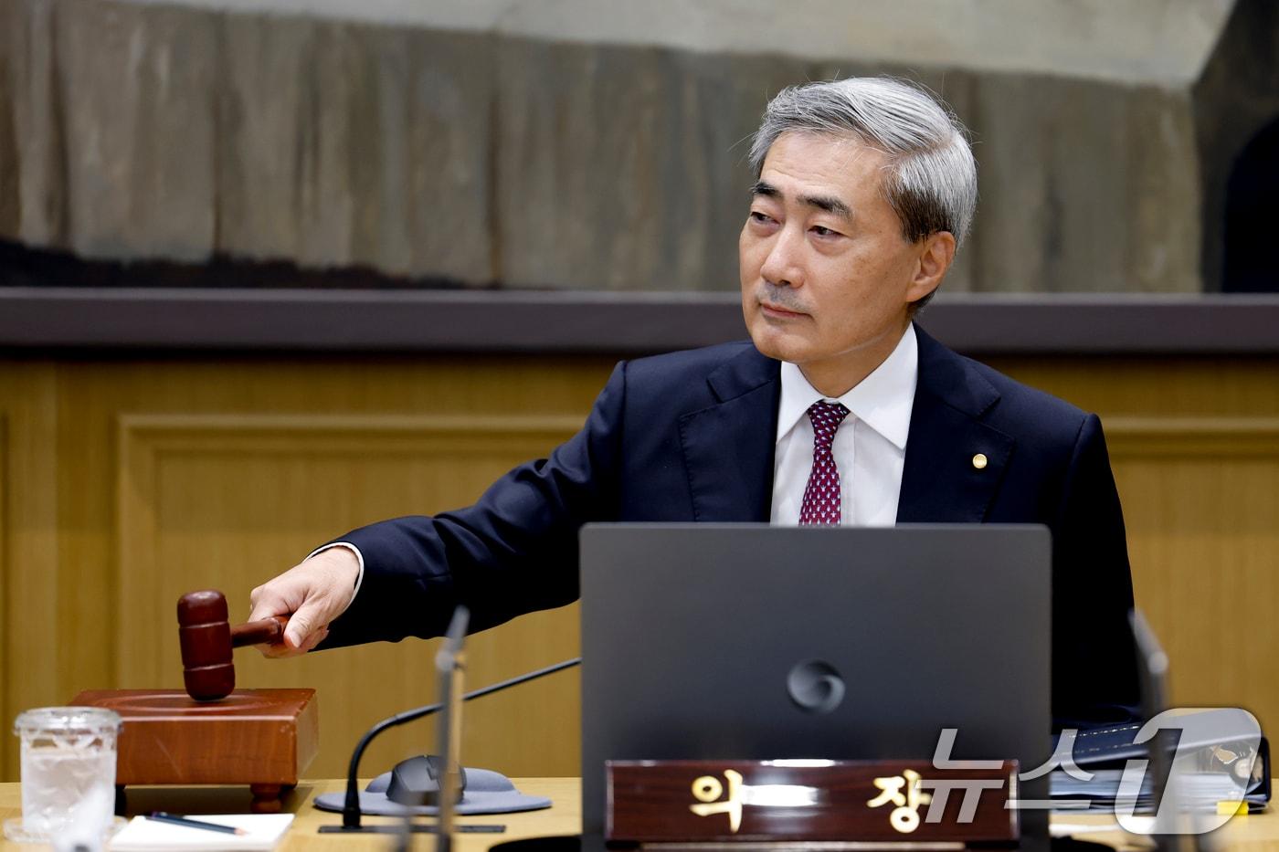본문 이미지 - 신현송 한국은행 총재가 16일 오전 서울 중구 한국은행에서 열린 금융통화위원회 본회의를 주재하고 있다. 이날 금통위는 기준금리를 연 2.50%에서 2.75%로 0.25%포인트(p) 인상했다. 이는 3년 6개월(42개월) 만에 이뤄진 기준금리 인상으로, 통화정책은 완화 기조를 마무리하고 새로운 긴축 국면에 들어서게 됐다. 2026.7.16 ⓒ 뉴스1 사진공동취재단