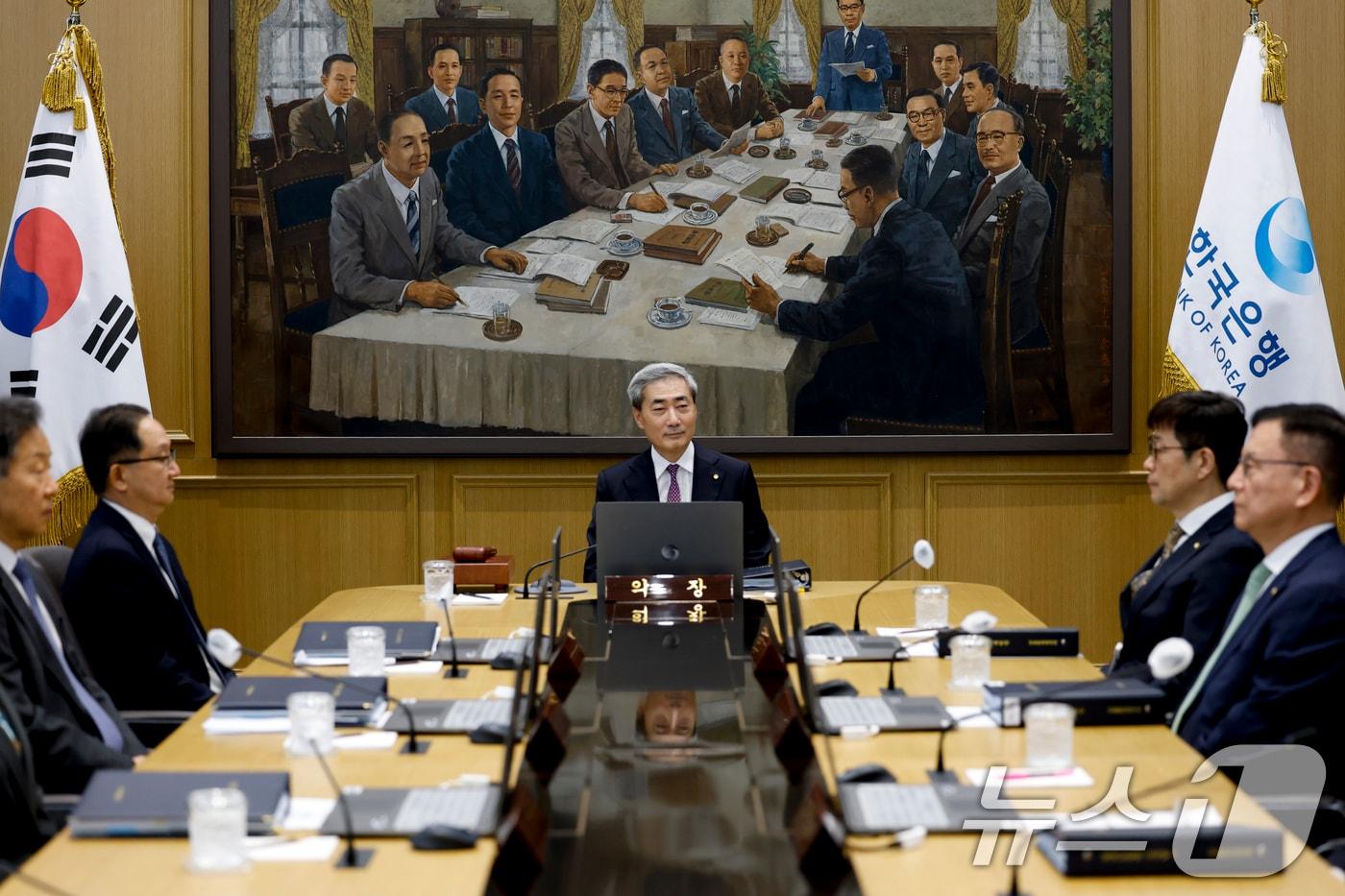 본문 이미지 - 신현송 한국은행 총재가 16일 오전 서울 중구 한국은행에서 열린 금융통화위원회 본회의를 주재하고 있다.  2026.7.16 ⓒ 뉴스1 사진공동취재단