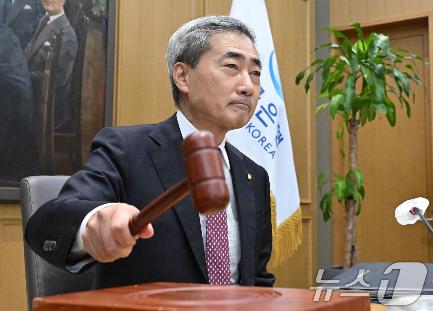 본문 이미지 - 신현송 한국은행 총재가 금융통화위원회 본회의에서 의사봉을 두드리고 있다. ⓒ 뉴스1