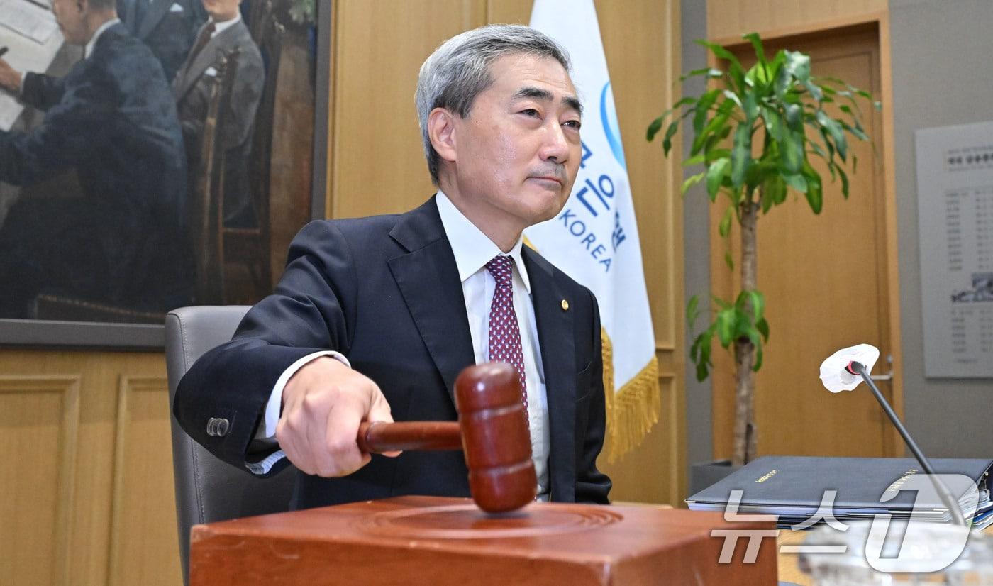 본문 이미지 - 신현송 한국은행 총재가 16일 오전 서울 중구 한국은행에서 열린 금융통화위원회 본회의에서 의사봉을 두드리고 있다. 이날 금통위는 기준금리를 연 2.50%에서 2.75%로 0.25%포인트(p) 인상했다. 이는 3년 6개월(42개월) 만에 이뤄진 기준금리 인상으로, 통화정책은 완화 기조를 마무리하고 새로운 긴축 국면에 들어서게 됐다. 2026.7.16 ⓒ 뉴스1 사진공동취재단