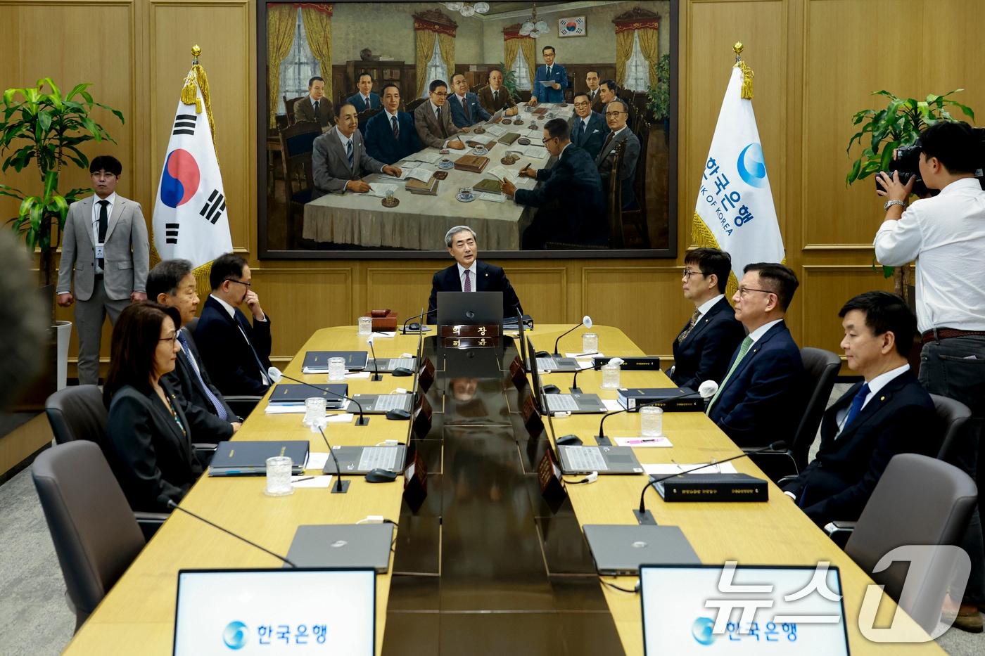 본문 이미지 - 신현송 한국은행 총재가 16일 오전 서울 중구 한국은행에서 열린 금융통화위원회 본회의를 주재하고 있다. 2026.7.16 ⓒ 뉴스1 사진공동취재단