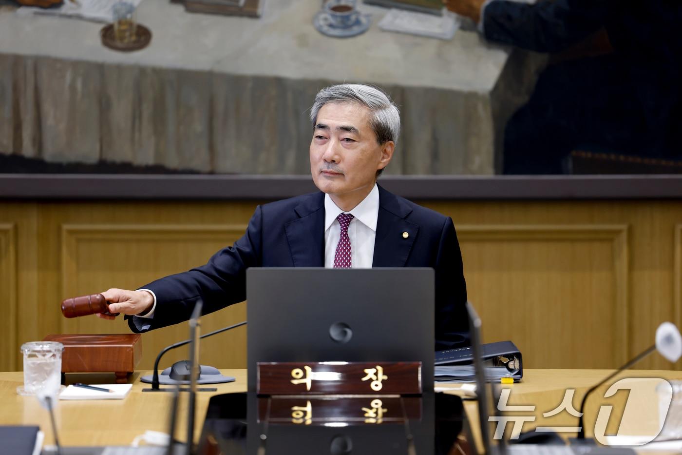 본문 이미지 - 신현송 한국은행 총재가 16일 오전 서울 중구 한국은행에서 열린 금융통화위원회 본회의에서 의사봉을 두드리고 있다. 이날 금통위는 기준금리를 연 2.50%에서 2.75%로 0.25%포인트(p) 인상했다. 이는 3년 6개월(42개월) 만에 이뤄진 기준금리 인상으로, 통화정책은 완화 기조를 마무리하고 새로운 긴축 국면에 들어서게 됐다. 2026.7.16 ⓒ 뉴스1 사진공동취재단