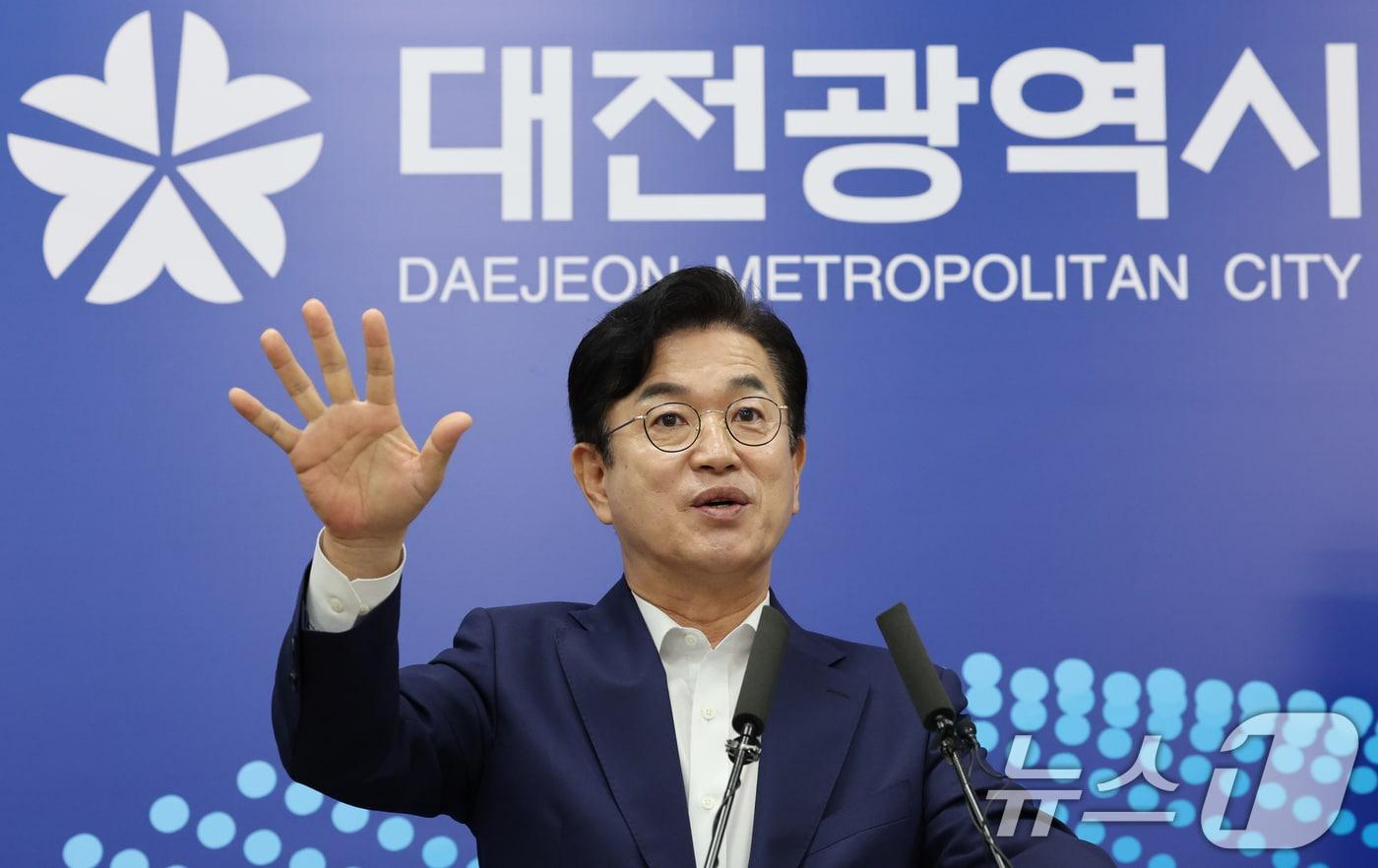 본문 이미지 - 허태정 대전시장이 16일 대전시청에서 자운대 국군사관학교 창설 관련 기자회견을 하고 있다. 안규백 국방부 장관은 이날 육·해·공군 사관학교를 통합해 '국군사관학교'를 대전시에 설치하고 "창의성과 융합적 사고를 구비한 장교를 양성하겠다＂고 밝혔다. 2026.7.16 ⓒ 뉴스1 김기태 기자