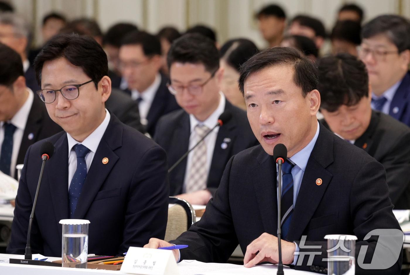 본문 이미지 - 김종철 방송미디어통신위원회 위원장이 16일 청와대 영빈관에서 열린 과학기술정보통신부, 방송미디어통신위원회, 개인정보보호위원회 2차 업무보고에서 보고하고 있다. (청와대통신사진기자단) 2026.7.16 ⓒ 뉴스1 허경 기자