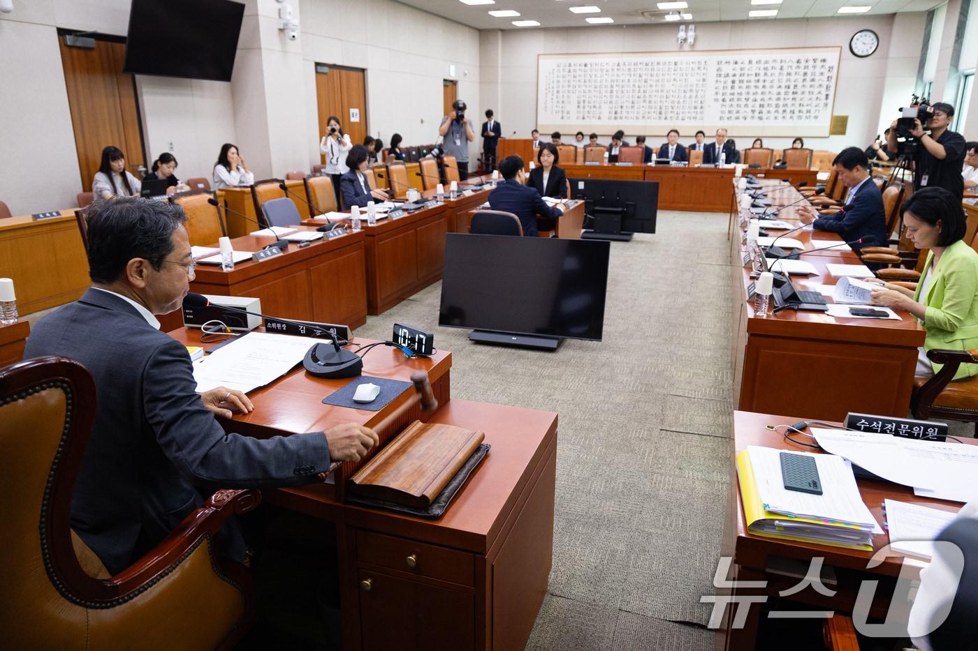 본문 이미지 - 김승원 국회 법제사법위원회 법안심사제1소위원장이 16일 서울 여의도 국회에서 열린 제437회 국회(임시회) 법제사법위원회 제4차 법안심사제1소위원회에서 의사봉을 두드리고 있다. 2026.7.16 ⓒ 뉴스1 유승관 기자
