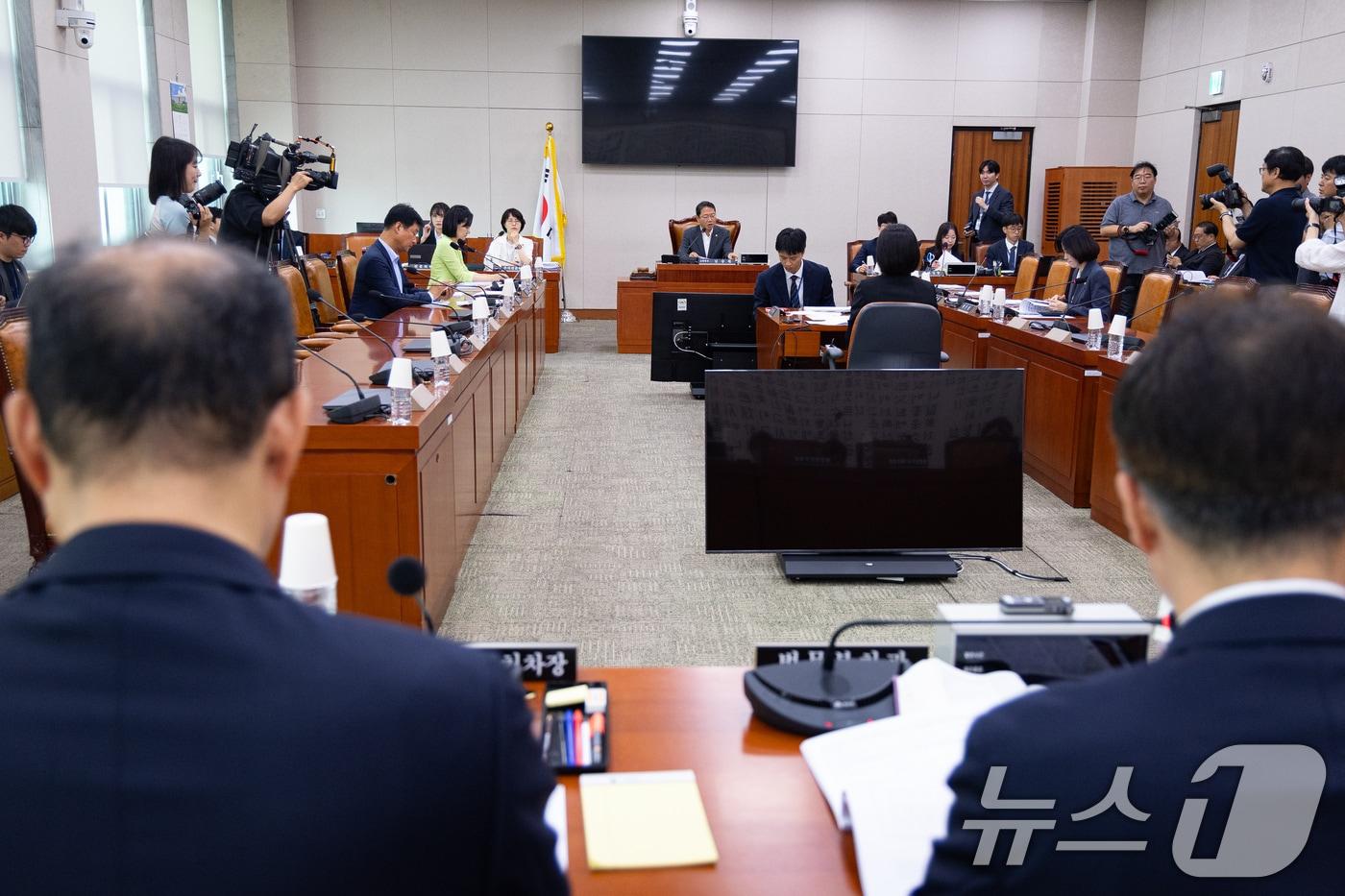 본문 이미지 - 김승원 국회 법제사법위원회 법안심사제1소위원장이 16일 서울 여의도 국회에서 열린 제437회 국회(임시회) 법제사법위원회 제4차 법안심사제1소위원회에서 의사진행을 하고 있다. 2026.7.16 ⓒ 뉴스1 유승관 기자