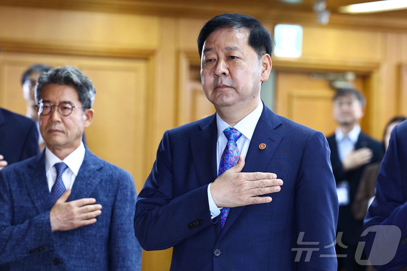 본문 이미지 - 구윤철 경제부총리 겸 재정경제부 장관과 참석자들이 16일 서울 중구 은행회관에서 열린 '부동산 세제 국민 의견 경청 토론회'에서 국민의례 하고 있다. (공동취재) 2026.7.16 ⓒ 뉴스1 김도우 기자