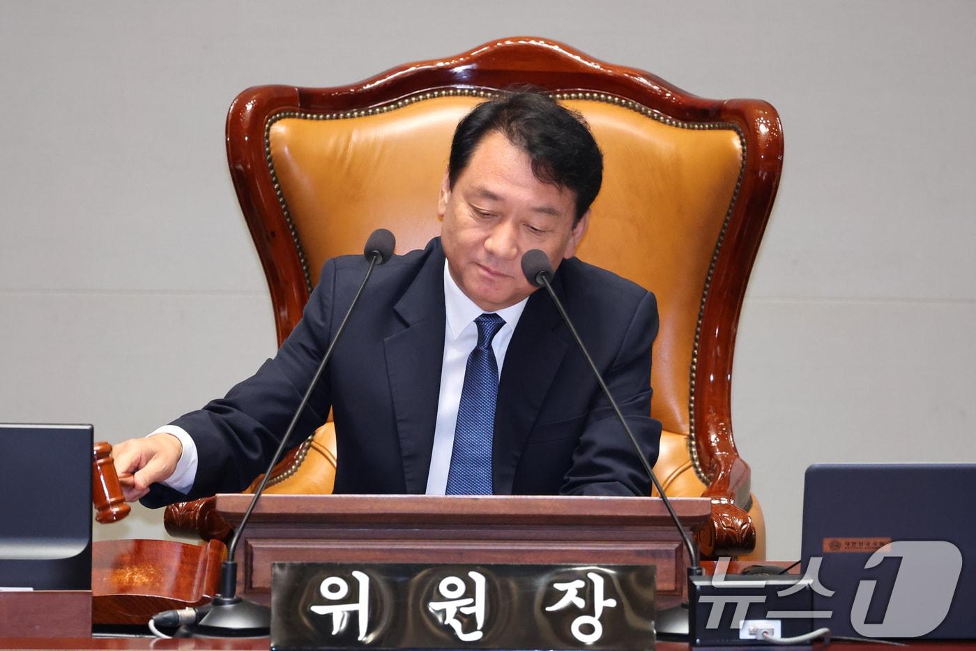 본문 이미지 - 이광재 위원장이 16일 서울 여의도 국회에서 열린 예산결산특별위원회 전체회의에서 의사봉을 두드리고 있다. 2026.7.16 ⓒ 뉴스1 신웅수 기자