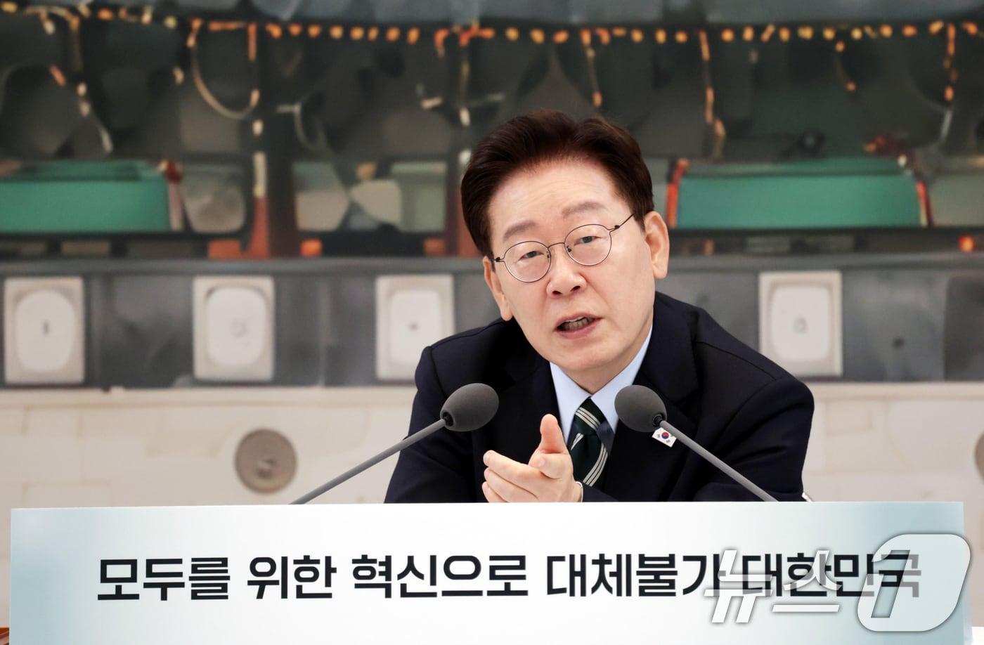 본문 이미지 - 이재명 대통령이 16일 청와대 영빈관에서 열린 과학기술정보통신부, 방송미디어통신위원회, 개인정보보호위원회 2차 업무보고에서 발언하고 있다. (청와대통신사진기자단) 2026.7.16 ⓒ 뉴스1 허경 기자
