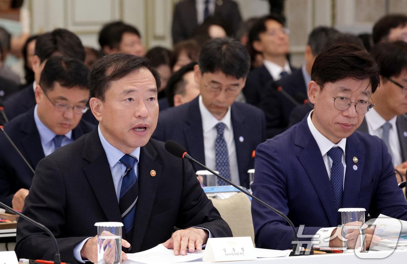 본문 이미지 - 김종철 방송미디어통신위원회 위원장이 16일 청와대 영빈관에서 열린 과학기술정보통신부, 방송미디어통신위원회, 개인정보보호위원회 2차 업무보고에서 보고하고 있다. (청와대통신사진기자단) 2026.7.16 ⓒ 뉴스1 허경 기자
