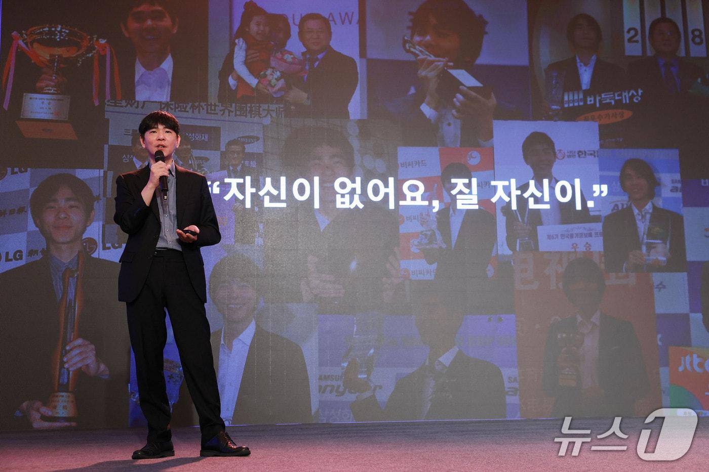 본문 이미지 - 이세돌 울산과학기술원 특임교수가 16일 제주도 롯데호텔에서 열린 ‘2026 한경협 경영자 제주하계포럼’에 참석해 'AI 시대, 살아남는 기업들의 공통점은 바로 ‘리더’'를 주제로 강연하고 있다. 15일부터 18일까지 제주도 롯데호텔에서 '대한민국, AI 강국으로의 대도약(THE AI-DRIVEN KOREA)'을 주제로 열리는 이번 포럼에는 약 400명의 기업인이 참가해 AI 시대 기업의 생존 전략과 미래 경영 방향을 모색한다.(한경협 제공) 