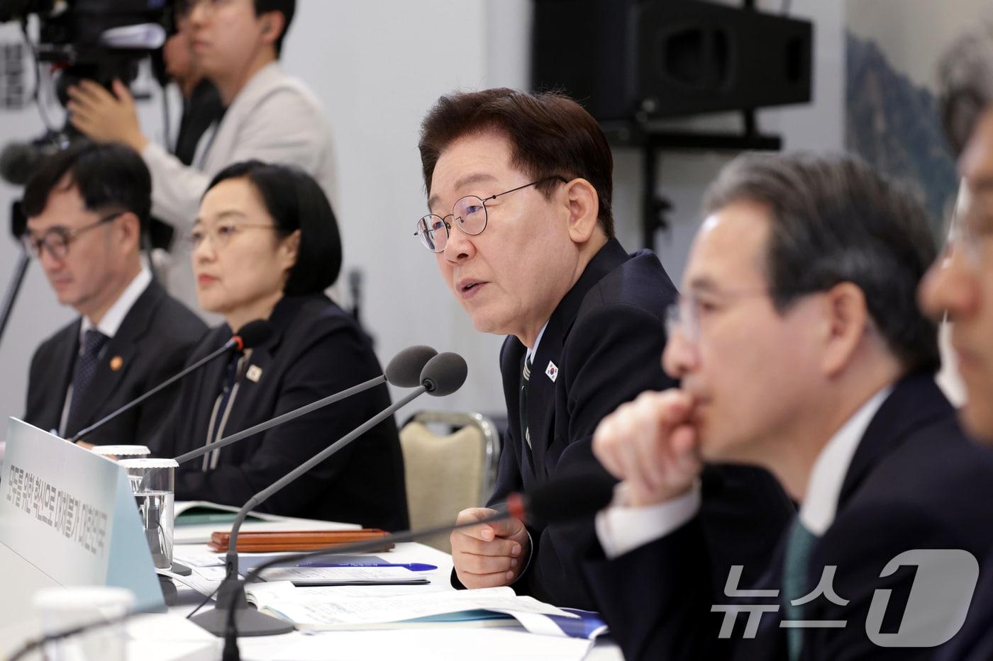 본문 이미지 - 이재명 대통령이 16일 청와대 영빈관에서 열린 과학기술정보통신부, 방송미디어통신위원회, 개인정보보호위원회 2차 업무보고에서 발언하고 있다. (청와대통신사진기자단) 2026.7.16 ⓒ 뉴스1 허경 기자