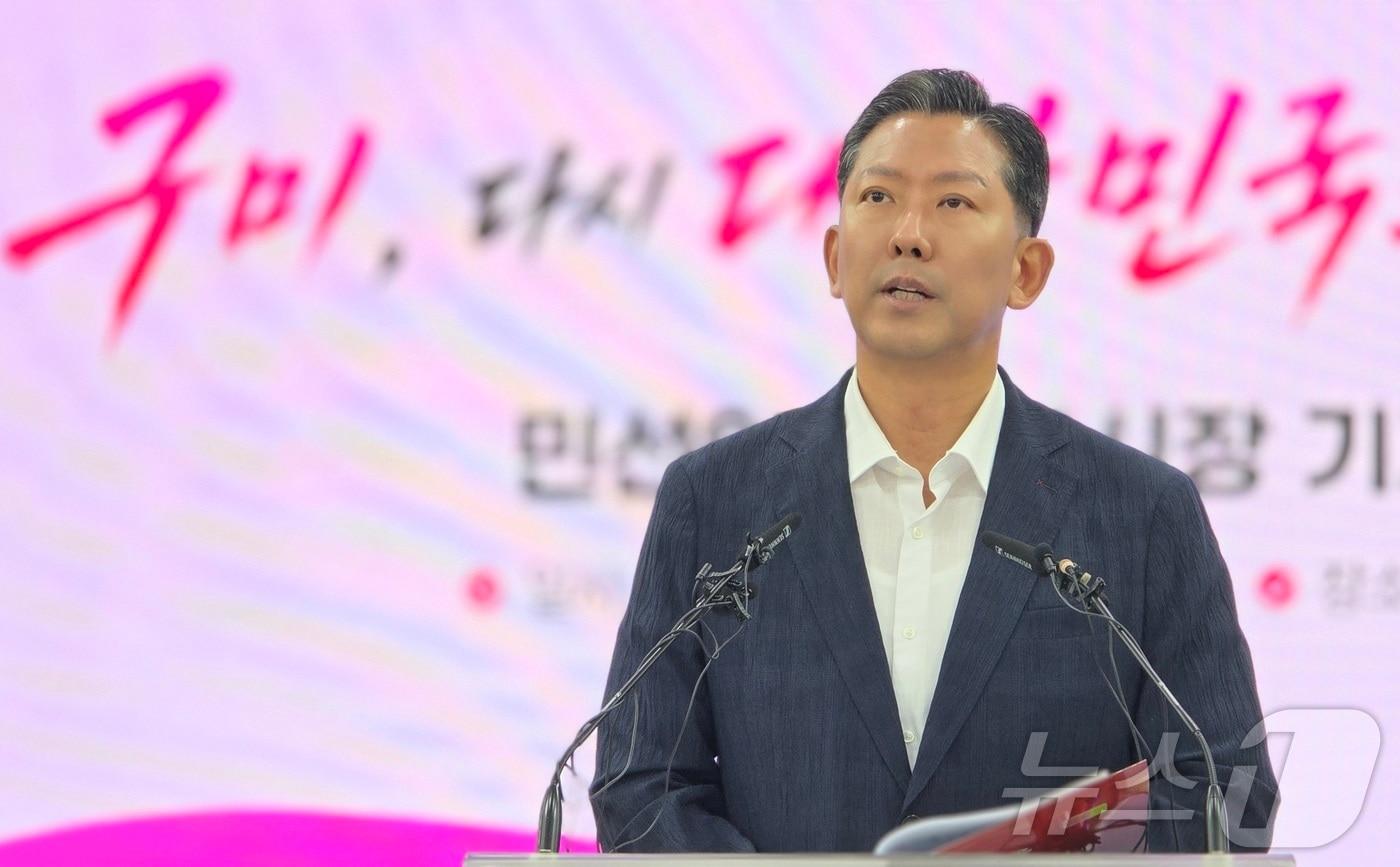 본문 이미지 - 김장호 경북 구미시장이 16일 오전 시청에서 열린 민선 9기 기자 간담회에서 시정 운영 방향 등에 대해 말하고 있다. 2026.7.16 ⓒ 뉴스1 정우용 기자